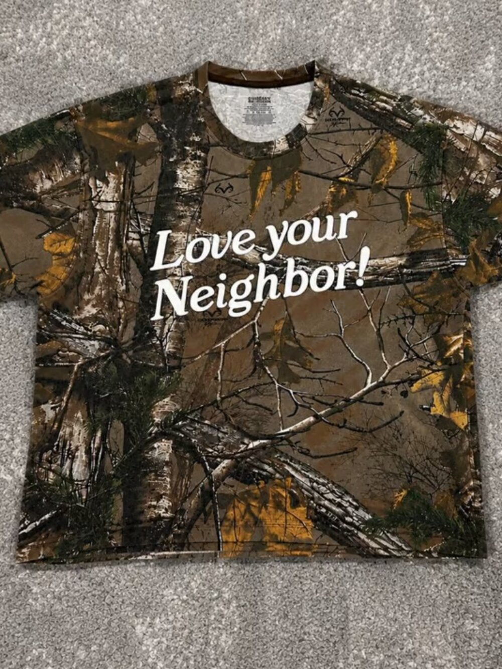 Realtree Love Your Neighbor Camo T-Shirt Men’s Large Hunting Graphic Tee